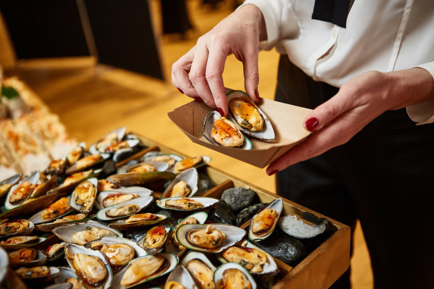 在活动期间，服务员会把食物放在盒子里图片下载