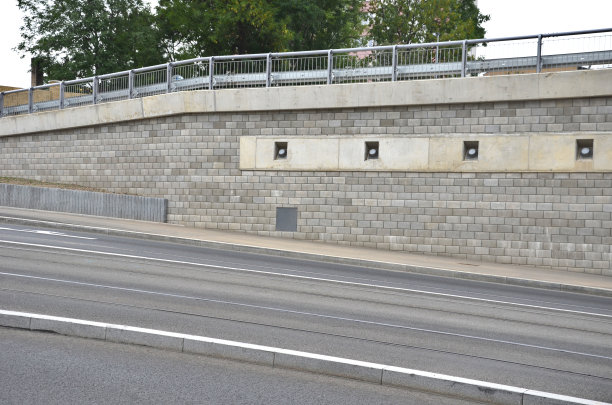 确保板桩结构的稳定，确保边坡、岩壁、槽口、锚固建筑结构的稳定，抵御水浮力，利用地下岩石稳定边坡图片下载