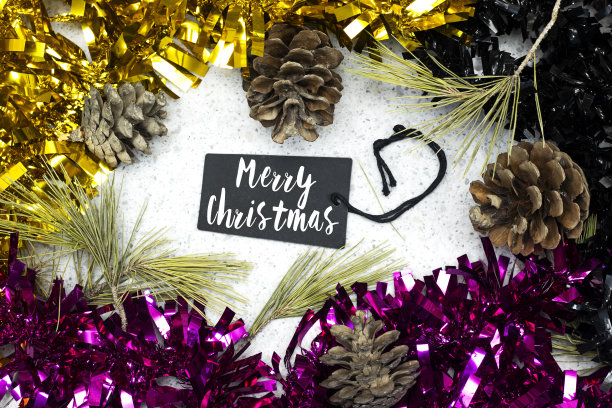 黑色和金色的金属丝与松果周围的黑色标签与圣诞快乐的文字图片下载