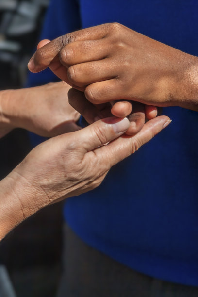 手牵着手图片下载
