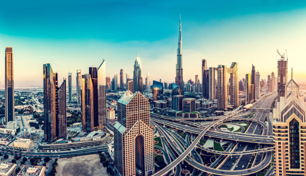 迪拜市中心的哈利法塔在日落时高楼耸立图片下载