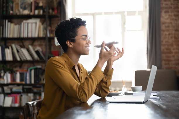 非洲妇女拿着智能手机用免提通话图片下载