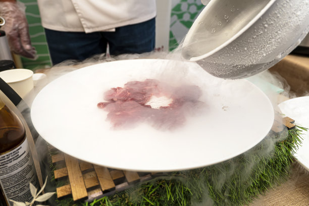 液氮供应中的牛肉烹饪图片下载
