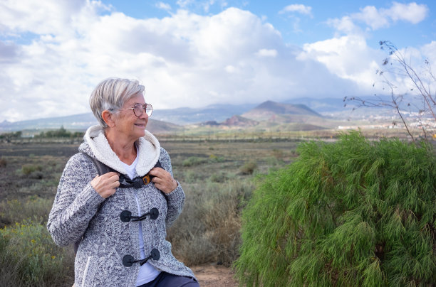 微笑的旅行者白人妇女享受户外在农村看山。享受假期和自由的女性图片下载