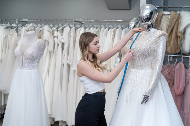 女裁缝用卷尺给模特量婚纱图片下载