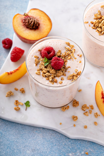 覆盆子蜜桃奶昔，健康清爽的饮品图片下载