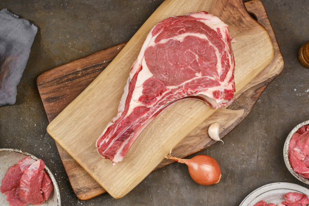 生牛肉放在木板上。图片下载