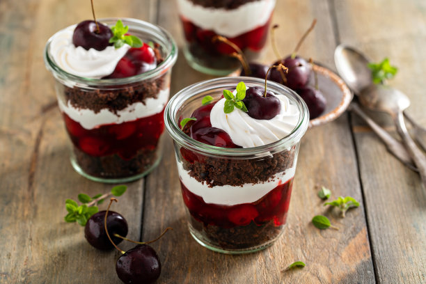 黑森林蛋糕，罐子里的甜点图片下载