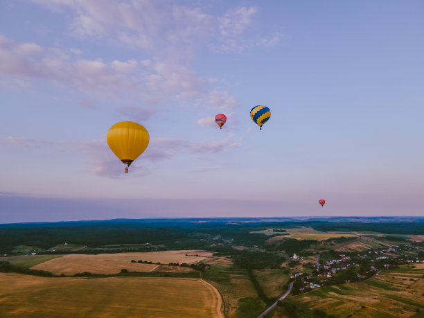 带着篮子的气球在夕阳下飞翔的景象图片下载
