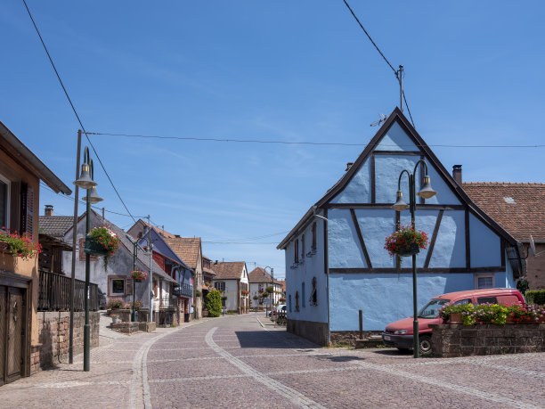 vosges地区ferench村半木结构房屋的蓝色墙壁图片下载