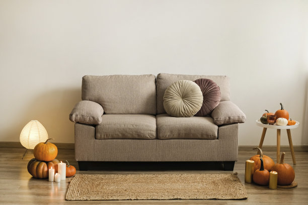 房间用南瓜和蜡烛装饰图片下载