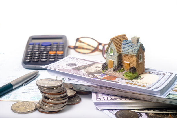小房子和计算器。存钱计划购买房产、房子。存钱买房。图片下载