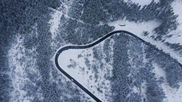 冬季无人机照片下的道路Ještěd图片下载