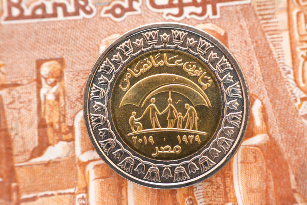 埃及团结80周年纪念，1939年至2019年，埃及镑硬币正面，一埃及镑纸币模糊背景图片下载