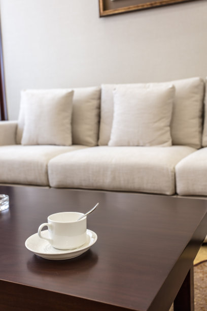 咖啡放在客厅的桌子上图片下载