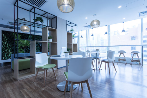 室内是一个开放式的办公空间图片下载