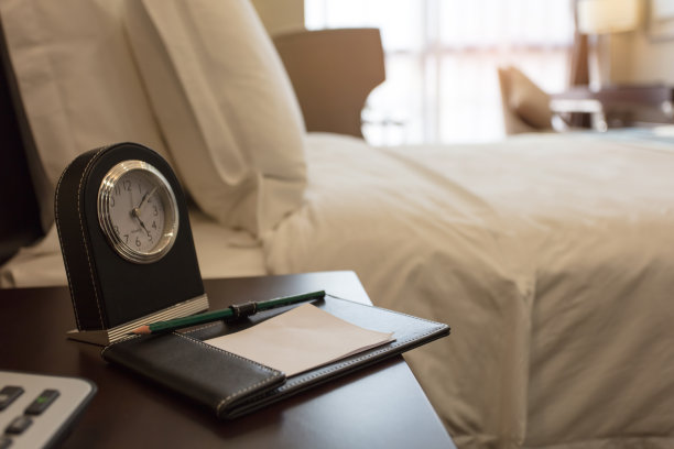 卧室的闹钟图片下载