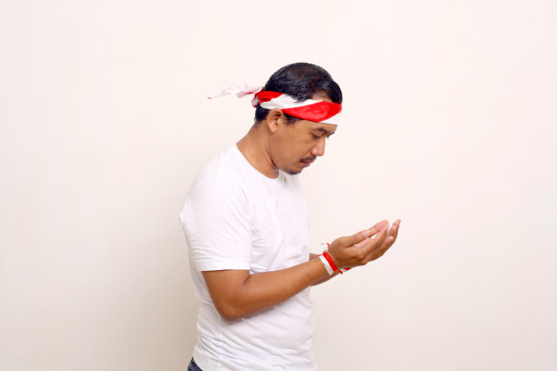 一名亚洲男子以祈祷的姿势站着庆祝印尼独立日。图片下载