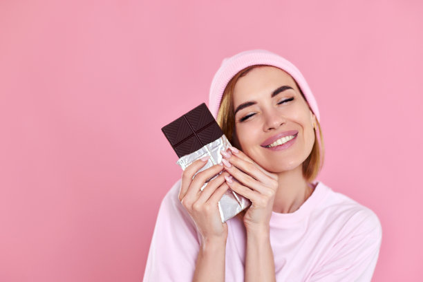 女人享受黑巧克力粉嫩的背景图片下载