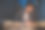 年轻女子在家里学习晚上坐在桌子旁的书，家庭教育或老师备课，教学在晚上图片下载