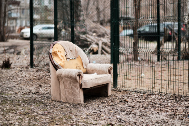 旧的被宠坏的椅子图片下载