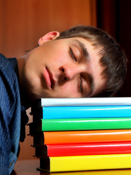 疲惫的学生睡觉图片下载