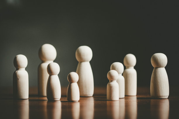 木雕人物代表着一群人，团队合作的理念。图片下载