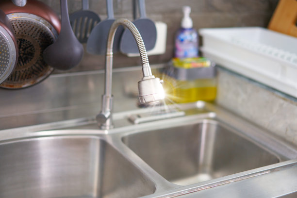 水槽的水龙头在厨房的水槽上。图片下载