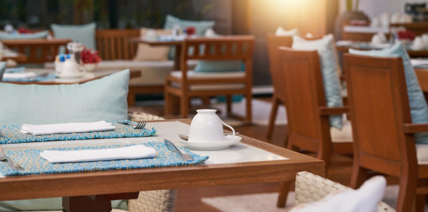 空荡优雅的餐厅准备接待客人用餐。图片下载