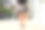 穿着夏天衣服的修长腿的女人拿着纸杯里的咖啡走在街上图片下载
