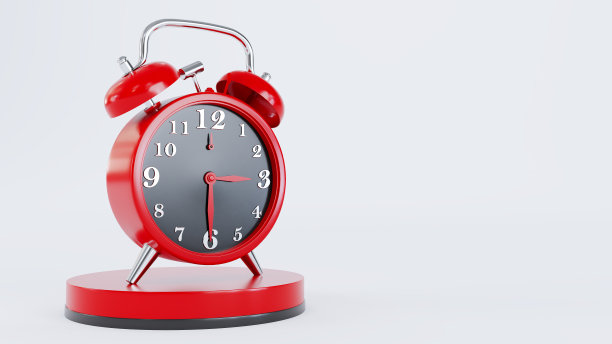 红色复古闹钟在红色基座上孤立在白色背景。图片下载