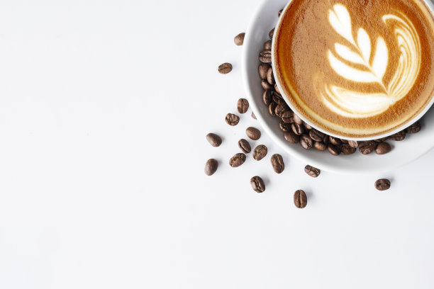 一杯咖啡和咖啡豆在白色的桌子背景。俯视图图片下载