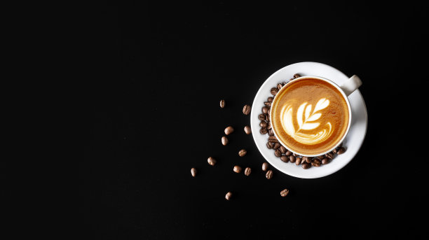 一杯咖啡和咖啡豆在黑色的桌子背景。俯视图图片下载