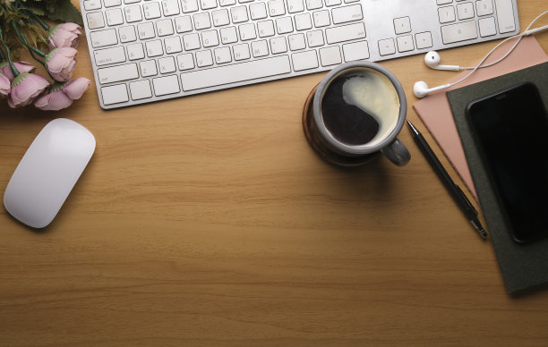 顶视图电脑笔记本电脑，文具和咖啡杯在木桌上。图片下载