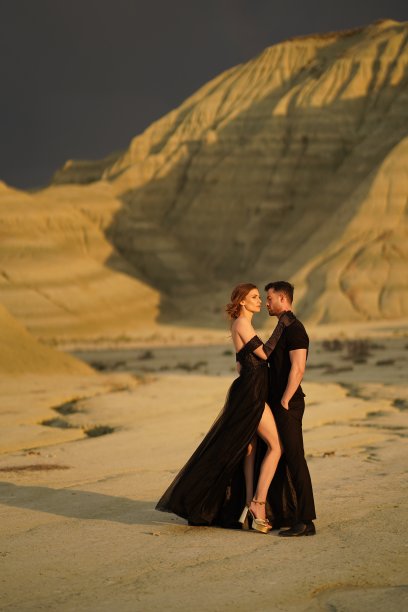 情侣拍摄黑色礼服照片图片下载