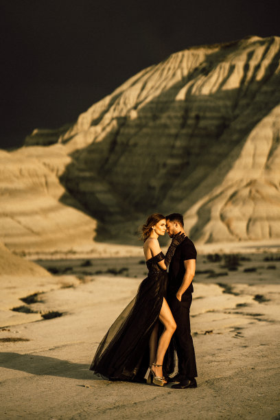 情侣拍摄黑色礼服照片图片下载