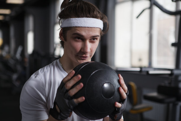 年轻的运动员在健身房锻炼图片下载