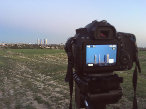 在日落时用反射相机拍照。图片下载