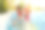 母女俩在花园里打扫游泳池图片下载