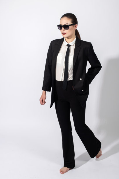 女人与经典的黑色西装和太阳镜图片下载