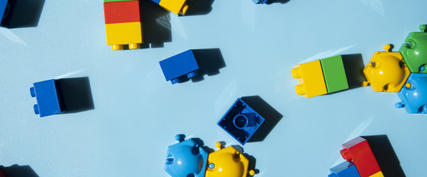 构造儿童塑料多色在蓝色的背景。俯视图，平铺。横幅图片下载