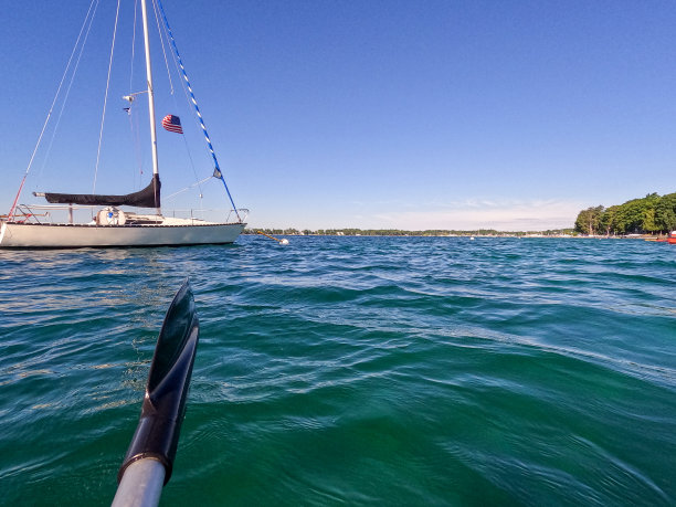 在碧绿湖水上划独木舟图片下载