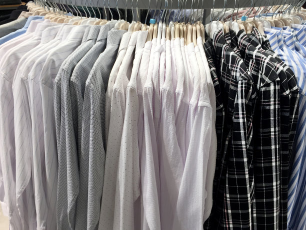 衣服架上的彩色衬衫图片下载