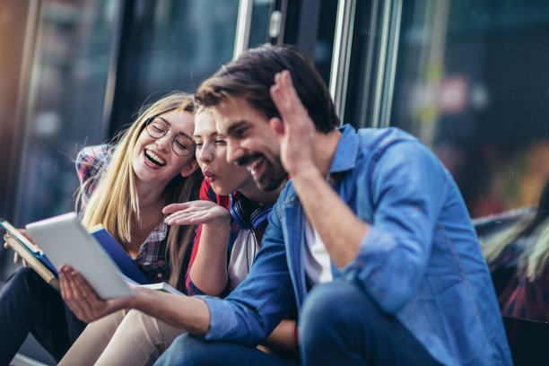 一群朋友用平板电脑自拍图片下载