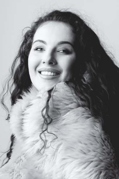 美丽的女人与毛绒大衣工作室肖像图片下载