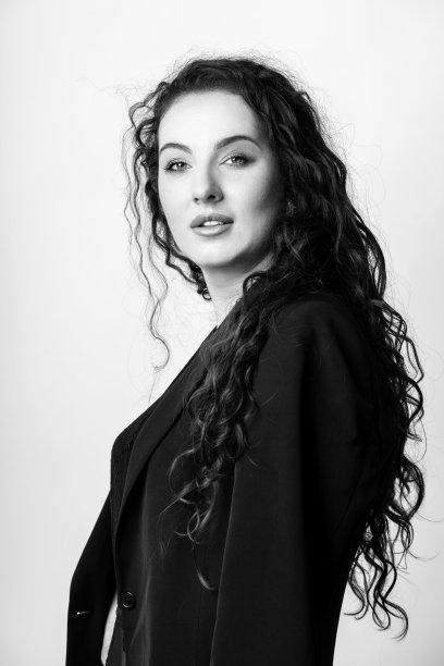 美丽女人的经典画室肖像图片下载