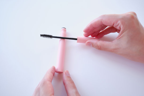 女孩把睫毛膏。睫毛刷。粉色睫毛膏。妆化妆品图片下载