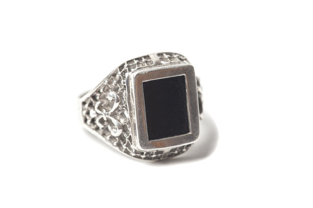 白色背景上镶着一颗宝石的银戒指图片下载