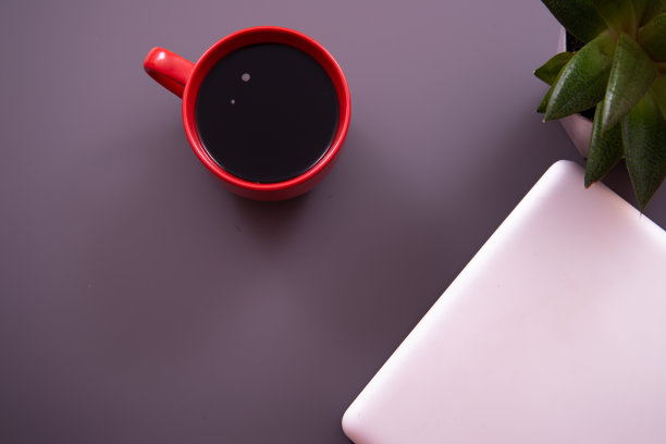 桌子上的物品。用笔记本和笔记本学习和工作。图片下载