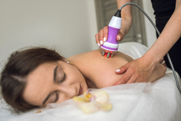按摩师使用硬件反脂肪按摩她的女性客户作为反脂肪的程序图片下载